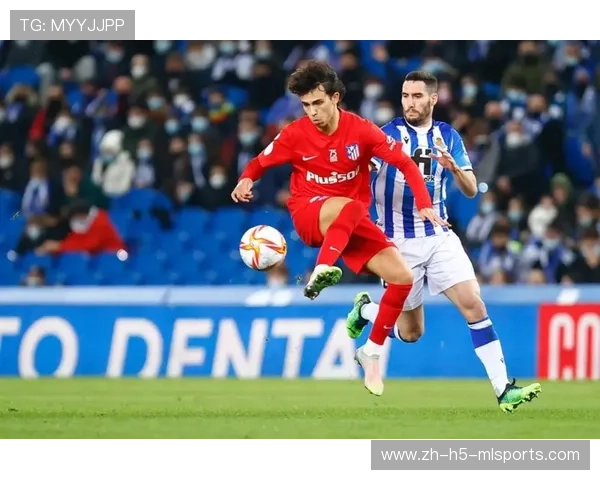 沃克因在防守中拉倒勒费领到黄牌